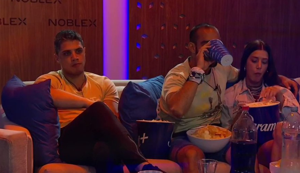 El incómodo momento de Conejo mirando la película - Remixando Noticias